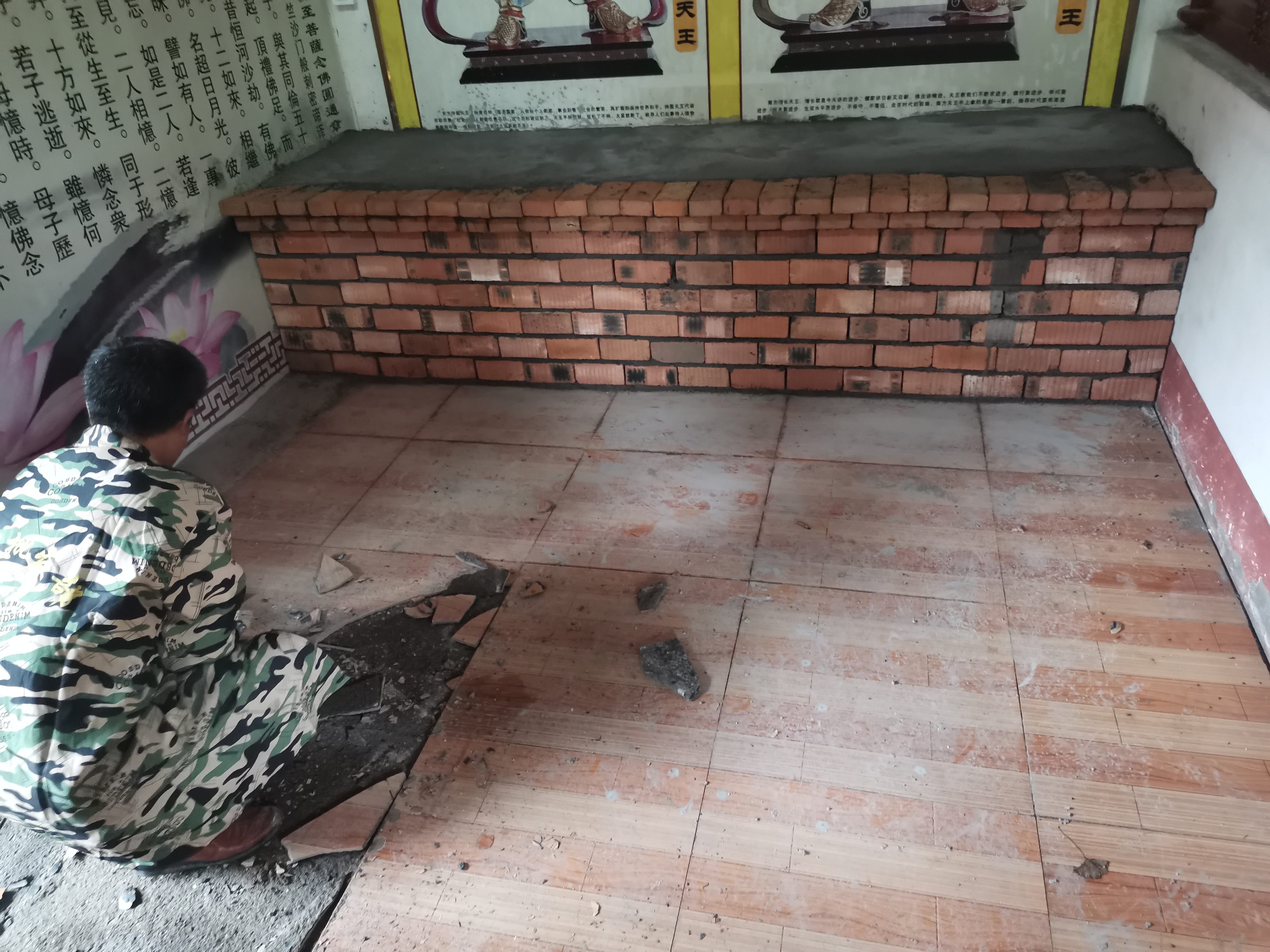 新彩网709999天王殿铺设地砖及牌匾贴金